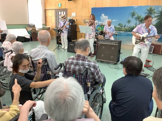 演奏を楽しむ人々の様子