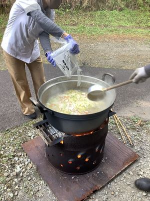 野外での調理風景