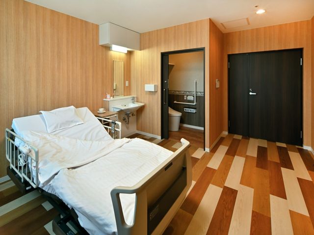 落ち着いた居室 居室 木目調の床と壁が調和する落ち着いた部屋です。必要な設備が整い、快適に過ごせます。