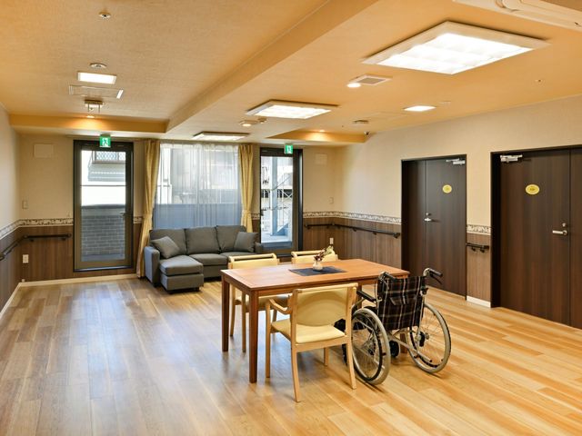 共用スペースの室内 リビング 広々としたリビングでは、くつろぎながら談話が可能です。車椅子利用者も安心して過ごせます。