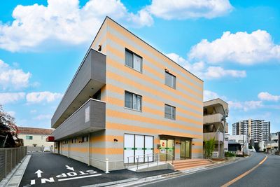 モダンな外観の建物