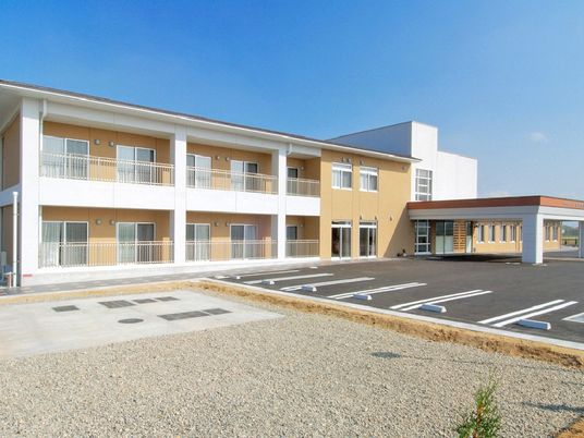 明るい建物外観  