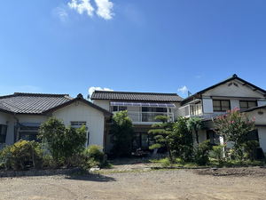 緑に囲まれた外観  
