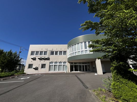 緑豊かな施設外観