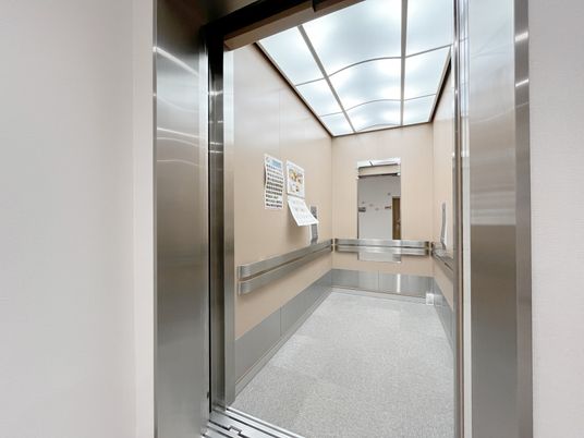 エレベーターの内観