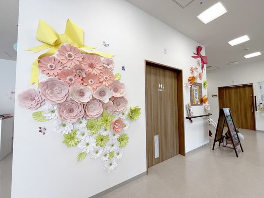 色鮮やかな装飾が施された廊下