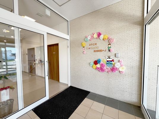 華やかな飾りの壁際