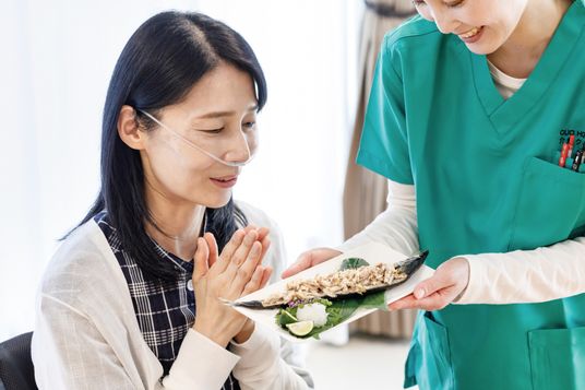 食事を受け取る利用者