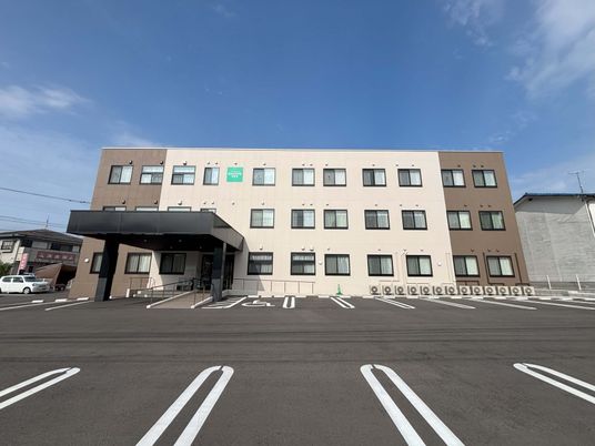 広い駐車場の外観