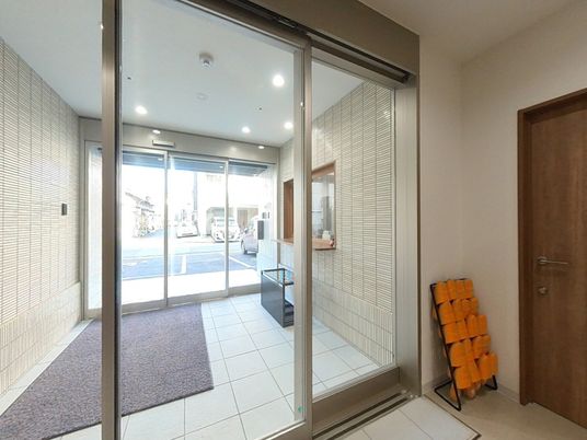 明るい出入口エントランス