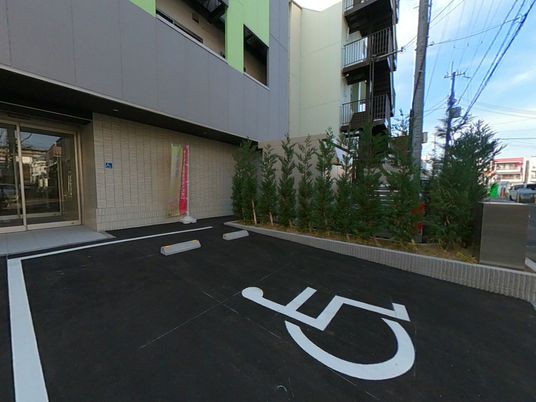 車椅子用駐車場の外観