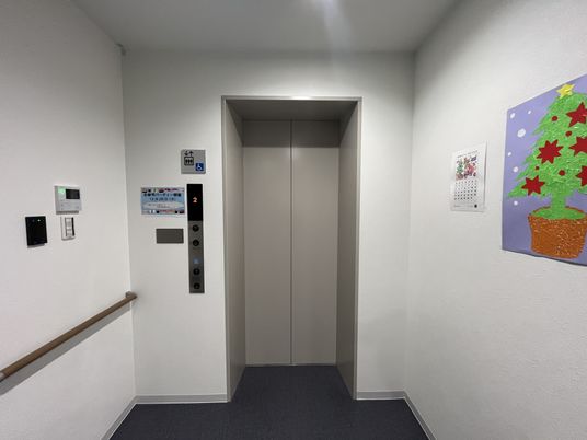 静かなエレベーター廊下