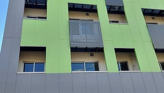 現代的な建物の外観