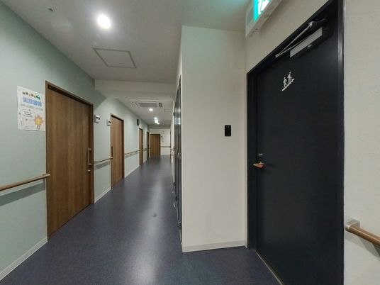 穏やかな廊下の風景