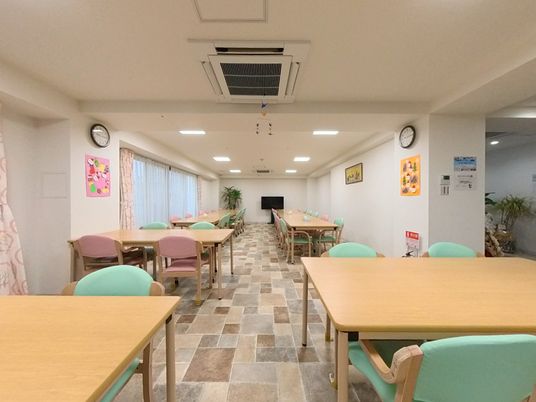 自然光が入る食堂