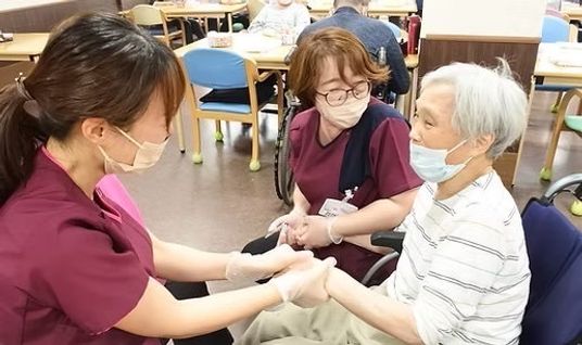 利用者と談笑する場面