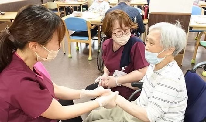 利用者と談笑する場面