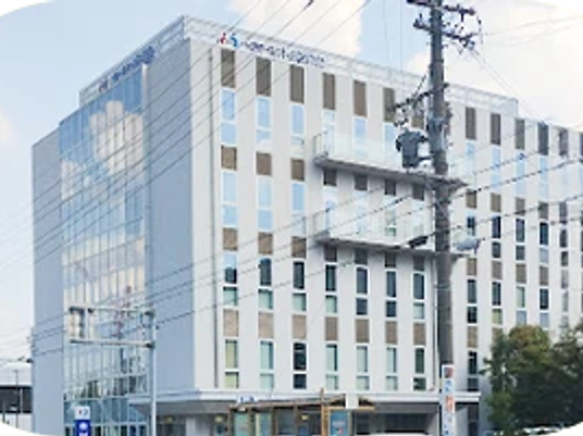 白い外観の建物  