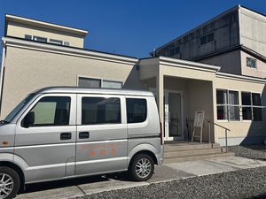 送迎車と施設外観  