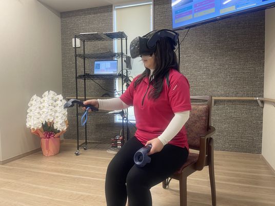 VR体験中の女性