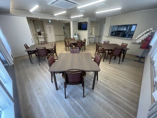 明るい空間の食堂