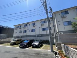 日差しの当たる建物外観