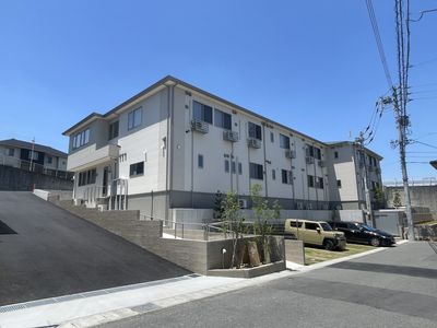 白い建物の外観