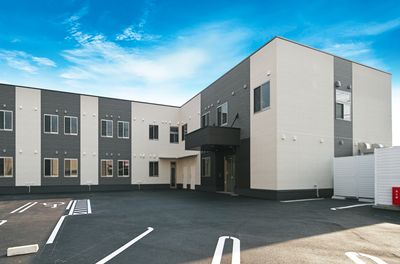 明るい建物の外観