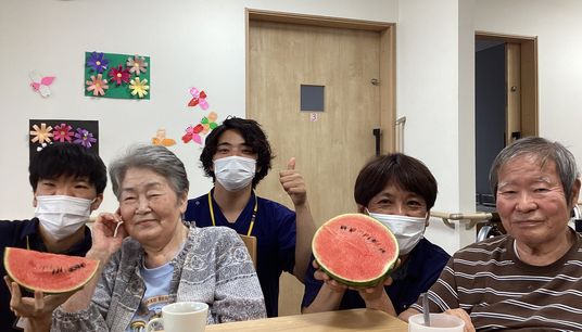 笑顔で団らんする居室