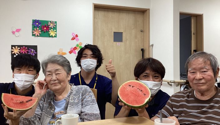 笑顔で団らんする居室