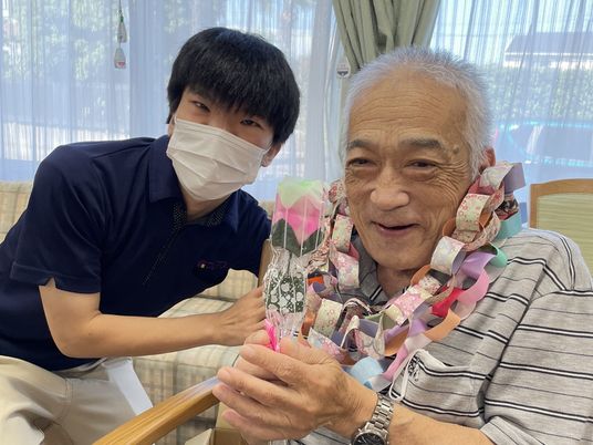 笑顔の男性と職員の画