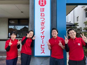 笑顔のスタッフと看板  