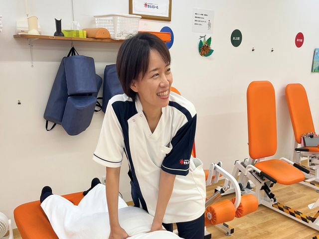 スタッフイメージ 機能訓練室 笑顔で利用者をサポートしている様子が印象的な空間です。利用者目線での配慮が感じられます。