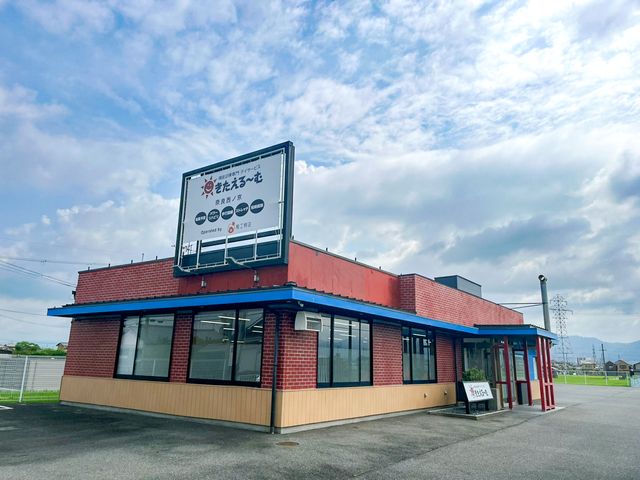 赤レンガの建物 外観 広々とした駐車場と共に、親しみやすい外観が印象的です。車での来訪も便利になっています。