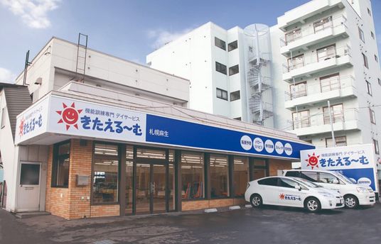 広い駐車場のある外観