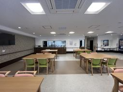 自然光あふれる食堂