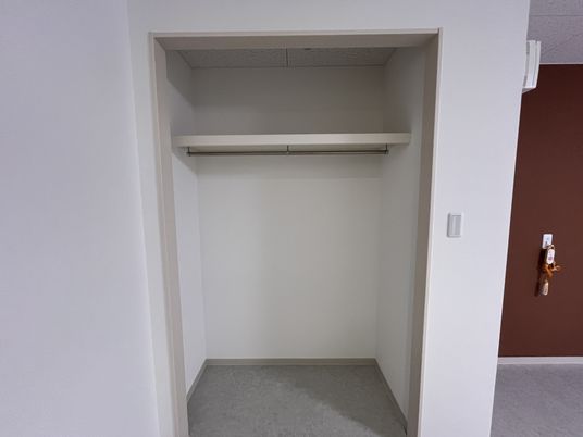 シンプルな収納スペース