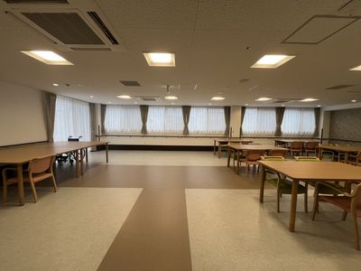 広々とした空間の食堂