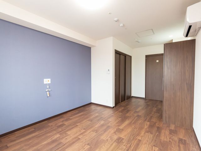 落ち着いた雰囲気の居室 居室 落ち着いた色調の部屋で、快適な居住空間が確保されています。スムーズな移動も可能です。