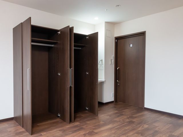 クローゼットのある部屋 クローゼット 広々としたクローゼットが備え付けられたお部屋です。充実した収納スペースで快適に過ごせます。