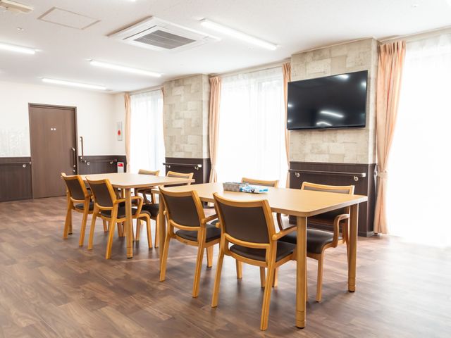 広々とした部屋の一角 リビング 広々とした空間で、自然光が心地よく入る場所です。車椅子でも快適に移動できます。