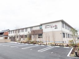白い建物の外観
