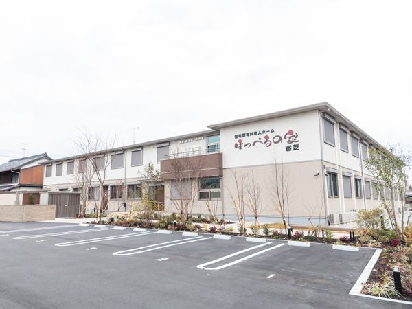 白い建物の外観