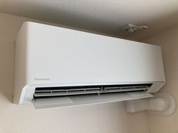 白いエアコンの装置