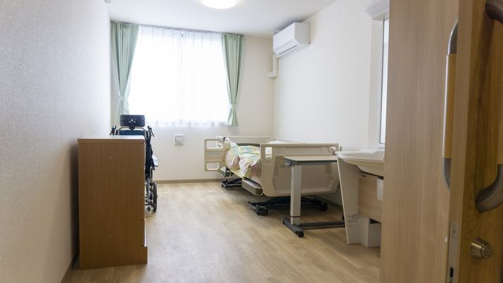 ベッドと椅子がある居室