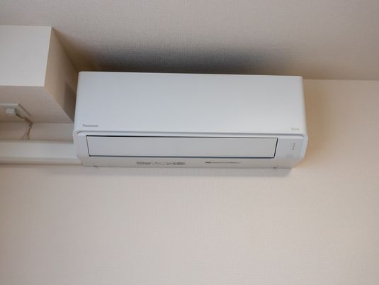 壁に設置された冷房