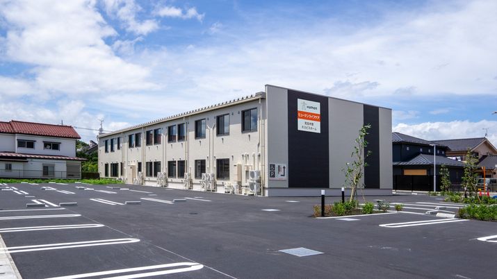 駐車場と建物の外観