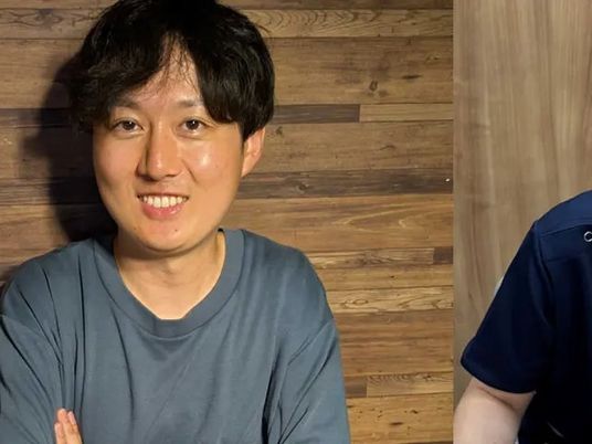 笑顔の男性がいる室内  