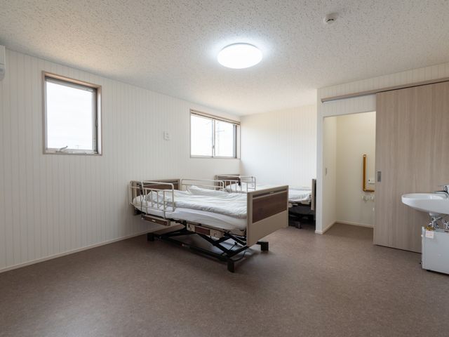 快適な居室スペース 居室 自然光がたっぷり入り、落ち着ける居室です。優しい照明とゆったりした空間が魅力です。
