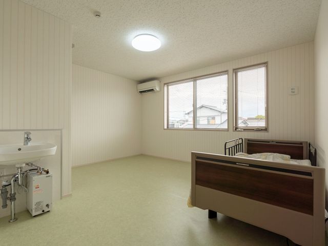 広々とした居室 居室 明るい自然光が差し込む居室で、快適に過ごせます。エアコン付きのため、季節を問わず快適です。